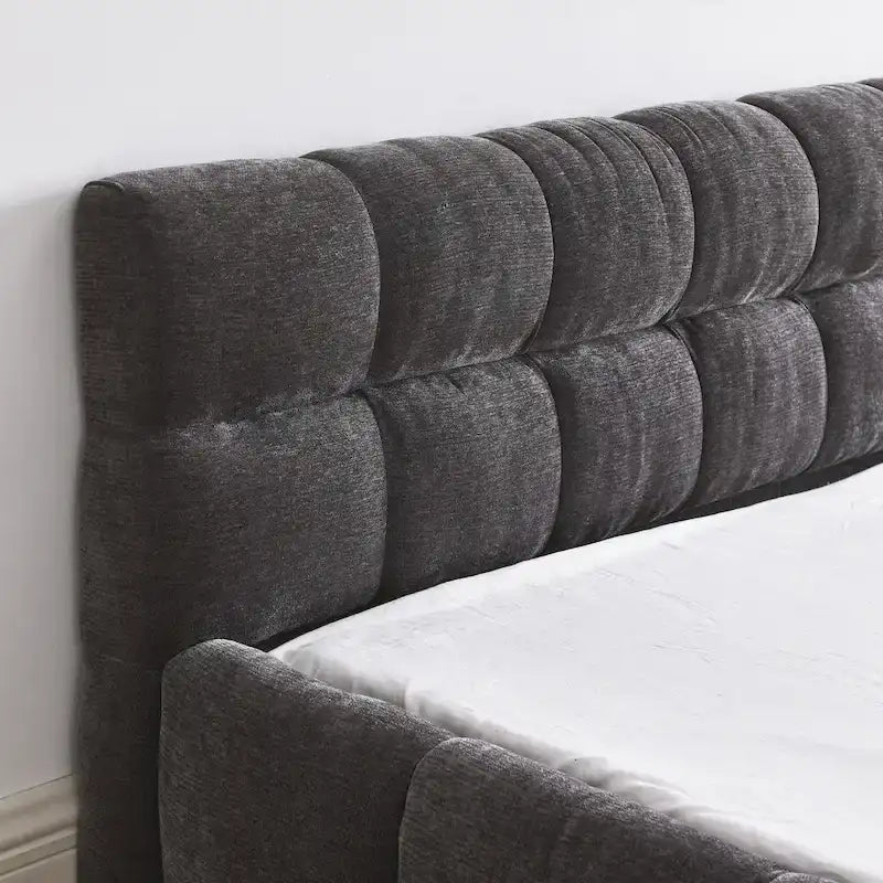 Lit plateforme bas en chenille capitonnée avec tête de lit tuftée