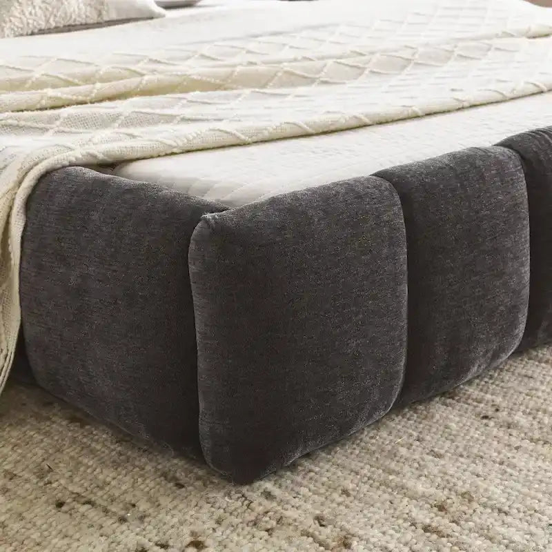 Lit plateforme bas en chenille capitonnée avec tête de lit tuftée