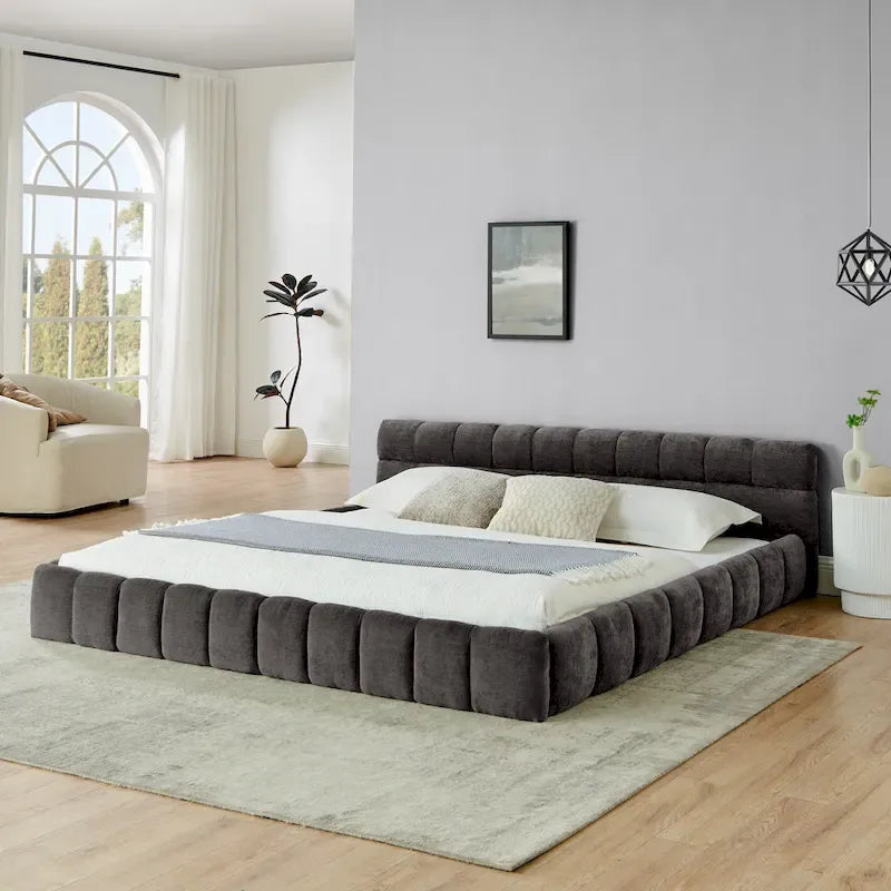 Lit plateforme bas en chenille capitonnée avec tête de lit tuftée
