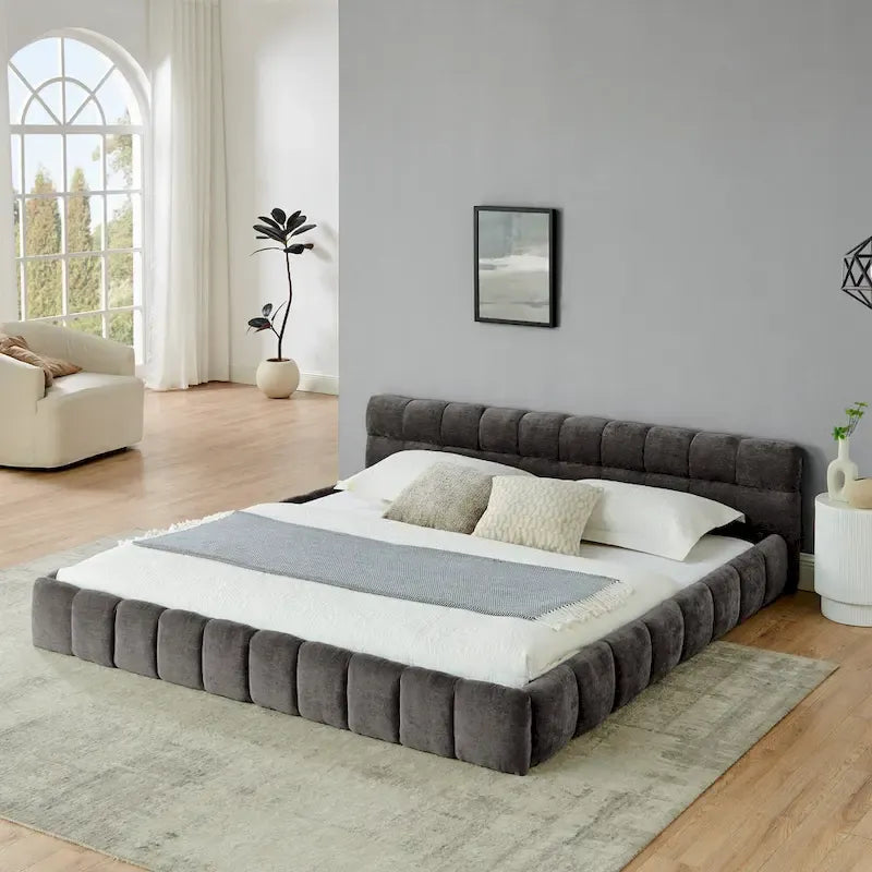 Lit plateforme bas en chenille capitonnée avec tête de lit tuftée