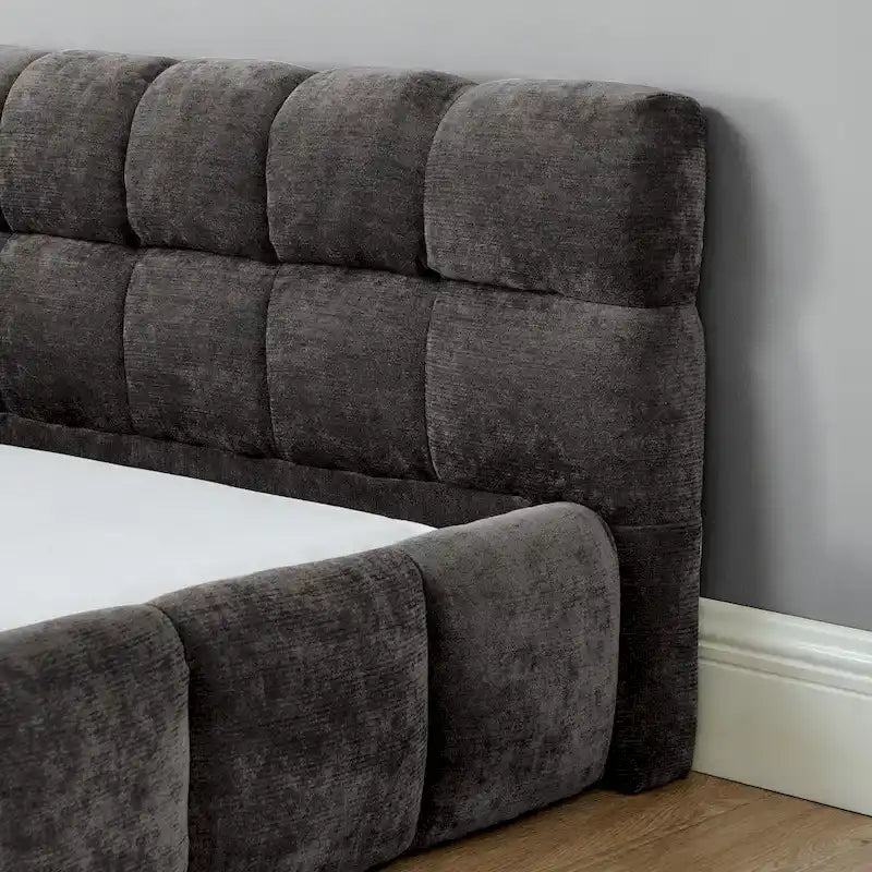 Lit plateforme bas en chenille capitonnée avec tête de lit tuftée