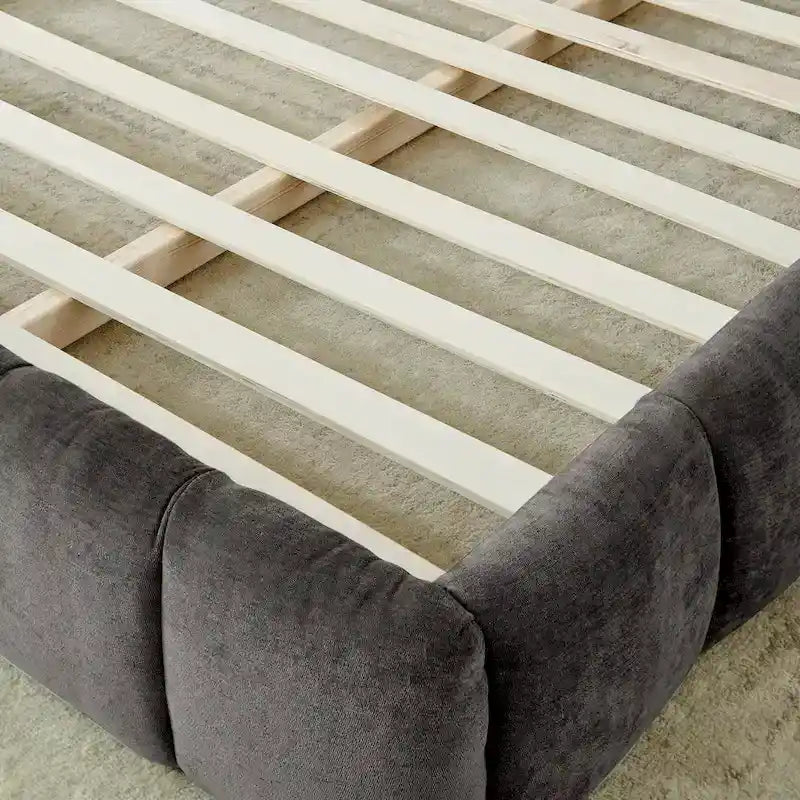 Lit plateforme bas en chenille capitonnée avec tête de lit tuftée