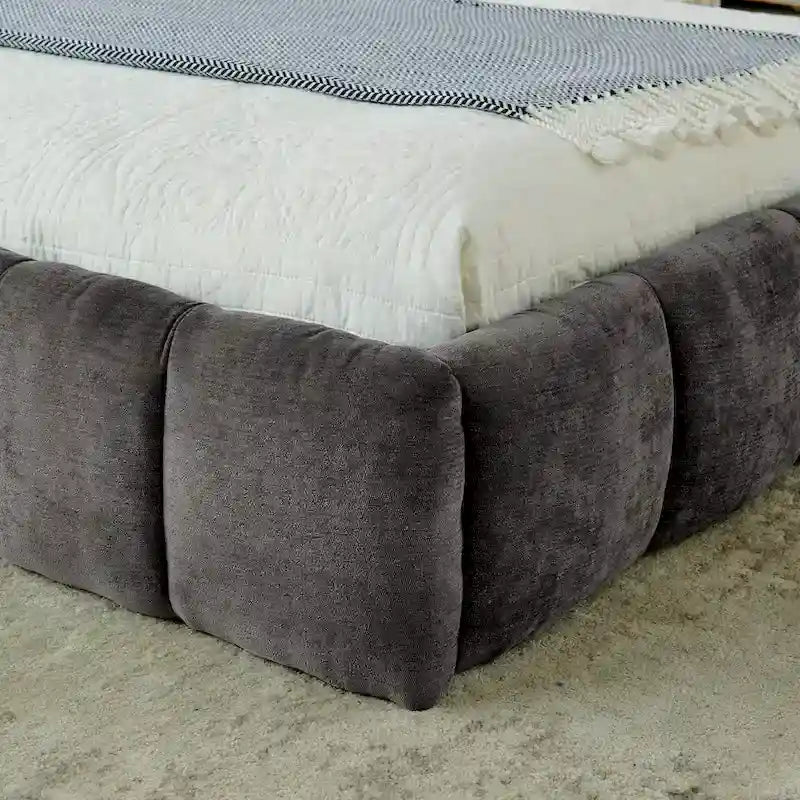 Lit plateforme bas en chenille capitonnée avec tête de lit tuftée