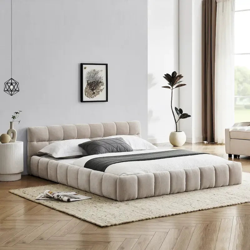 Lit plateforme bas en chenille capitonnée avec tête de lit tuftée