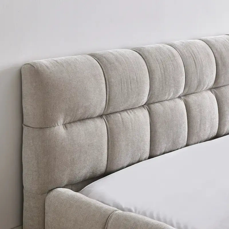 Lit plateforme bas en chenille capitonnée avec tête de lit tuftée