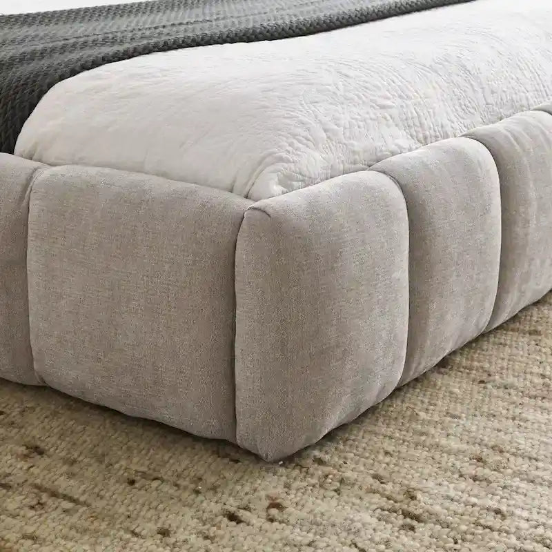 Lit plateforme bas en chenille capitonnée avec tête de lit tuftée