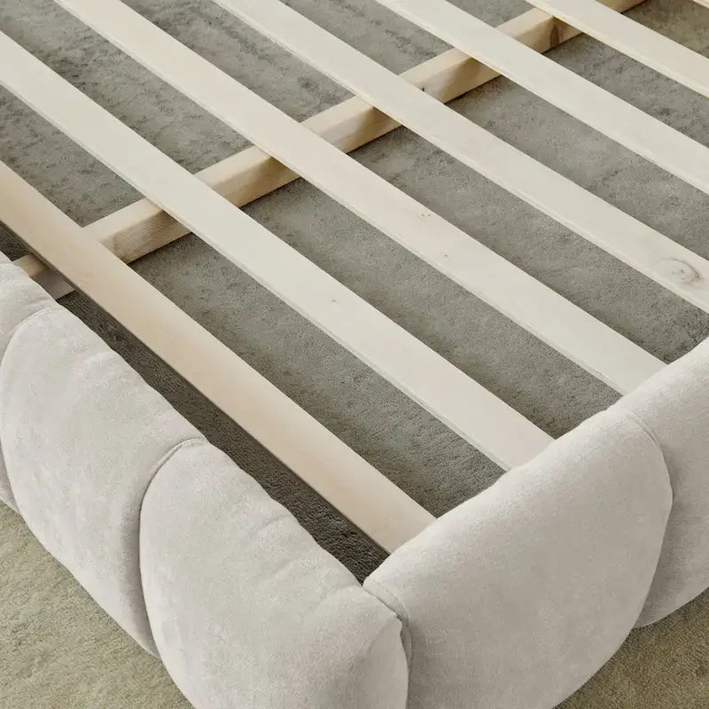 Lit plateforme bas en chenille capitonnée avec tête de lit tuftée