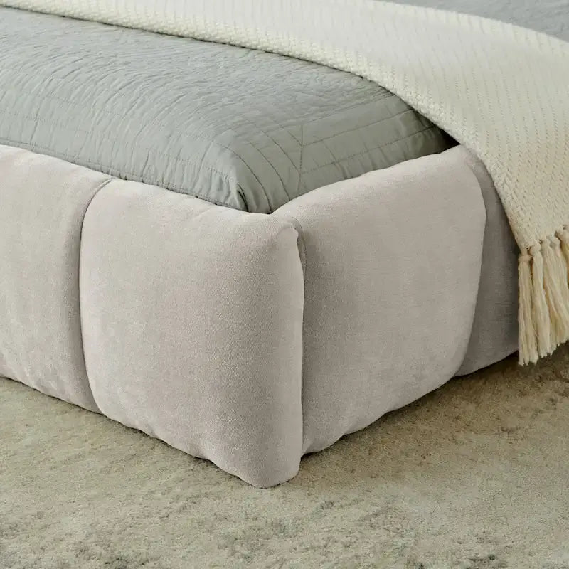 Lit plateforme bas en chenille capitonnée avec tête de lit tuftée