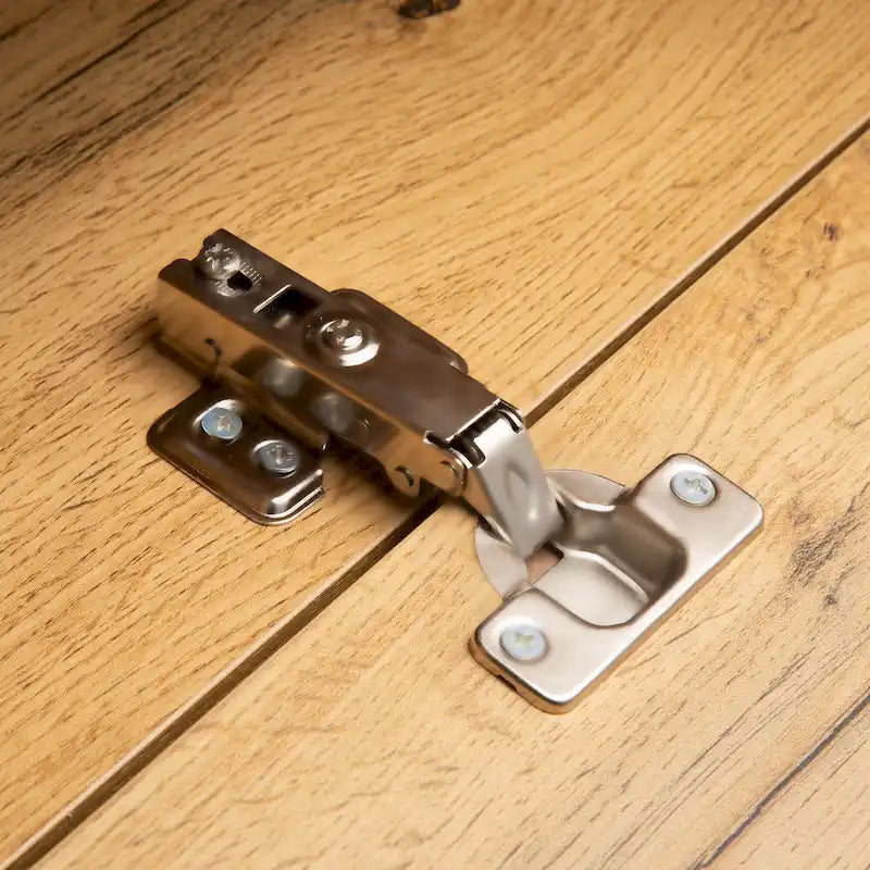 Meuble TV blanc moderne avec portes abattantes et étagères réglables