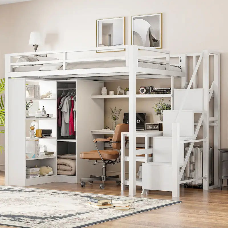 Lit mezzanine en métal blanc avec bureau, armoire, étagères de rangement dans les escaliers et ports USB