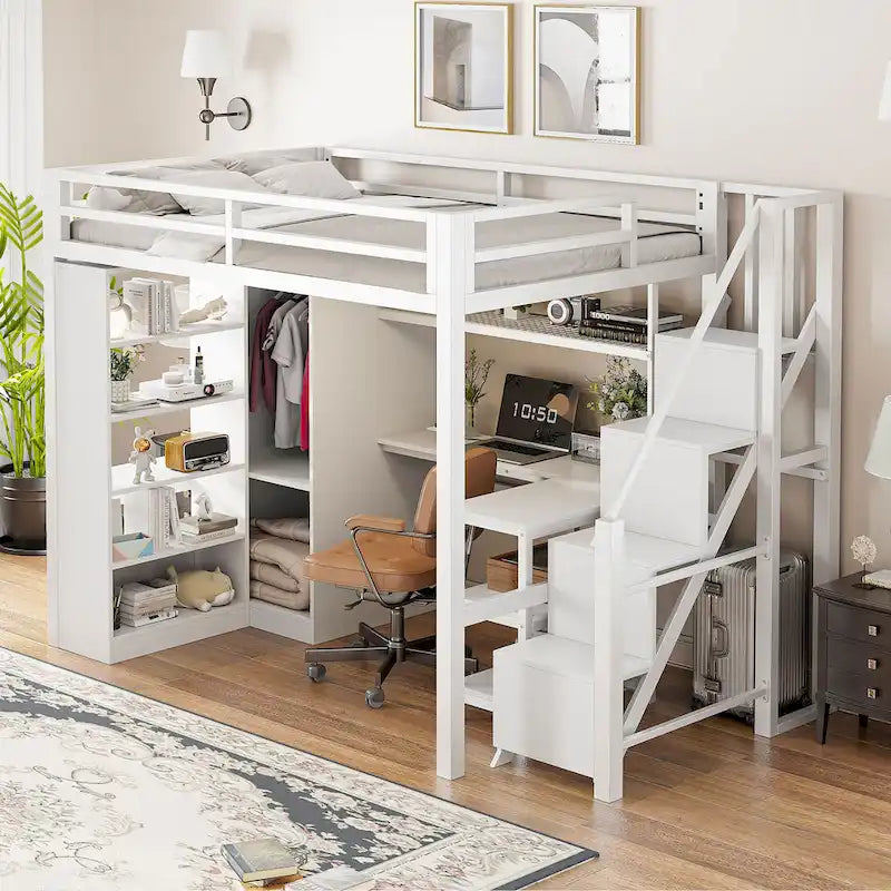 Lit mezzanine en métal blanc avec bureau, armoire, étagères de rangement dans les escaliers et ports USB