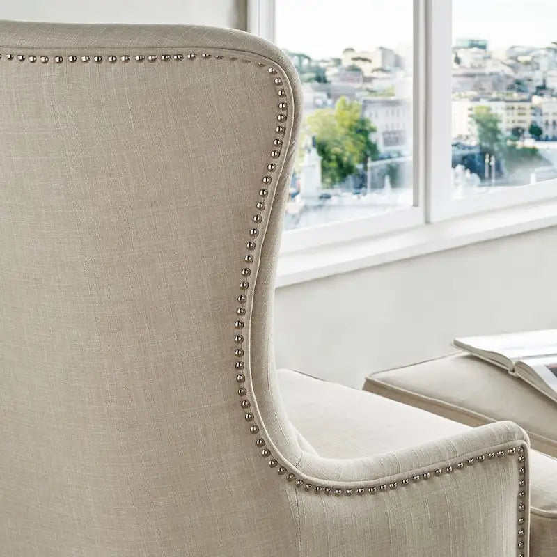 Fauteuil d'appoint dossier haut à oreilles avec clous en lin beige