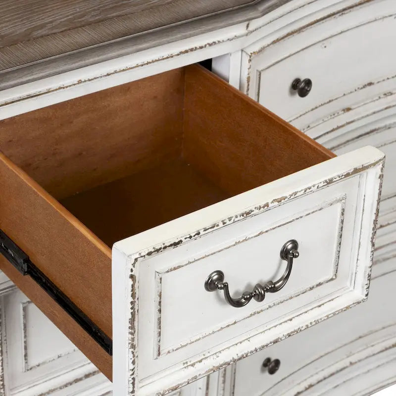 Commode antique blanc cassé à façade galbée, 9 tiroirs, avec plateau effet écorce vieillie