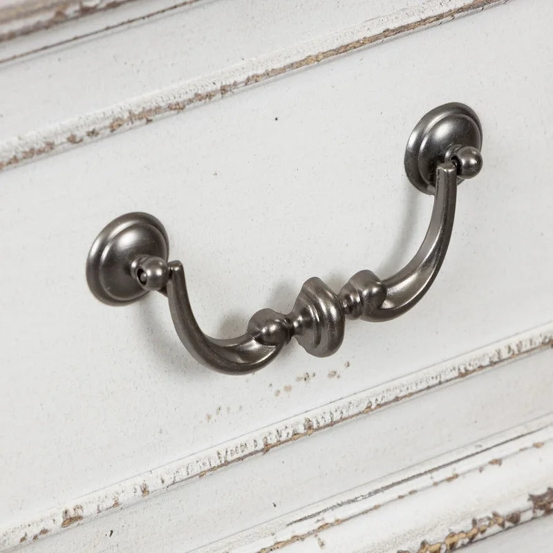 Commode antique blanc cassé à façade galbée, 9 tiroirs, avec plateau effet écorce vieillie