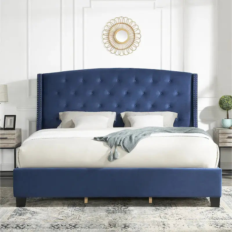 Lit plateforme capitonné en velours, avec tête de lit à oreilles et clous décoratifs