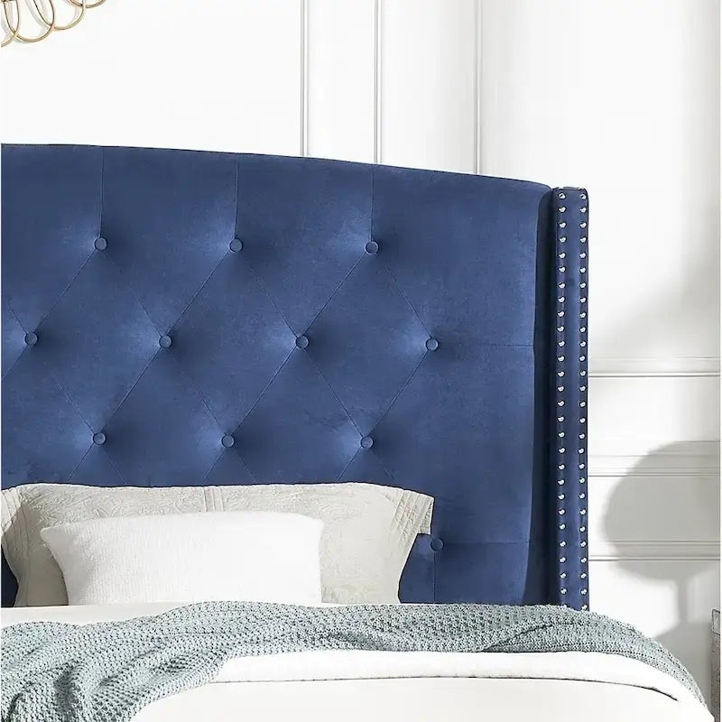 Lit plateforme capitonné en velours, avec tête de lit à oreilles et clous décoratifs