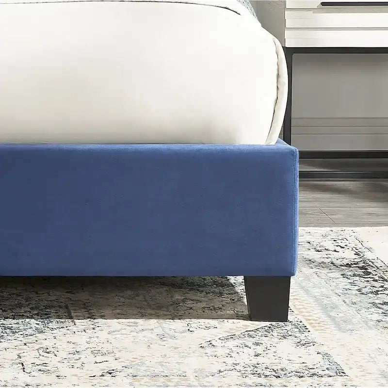 Lit plateforme capitonné en velours, avec tête de lit à oreilles et clous décoratifs