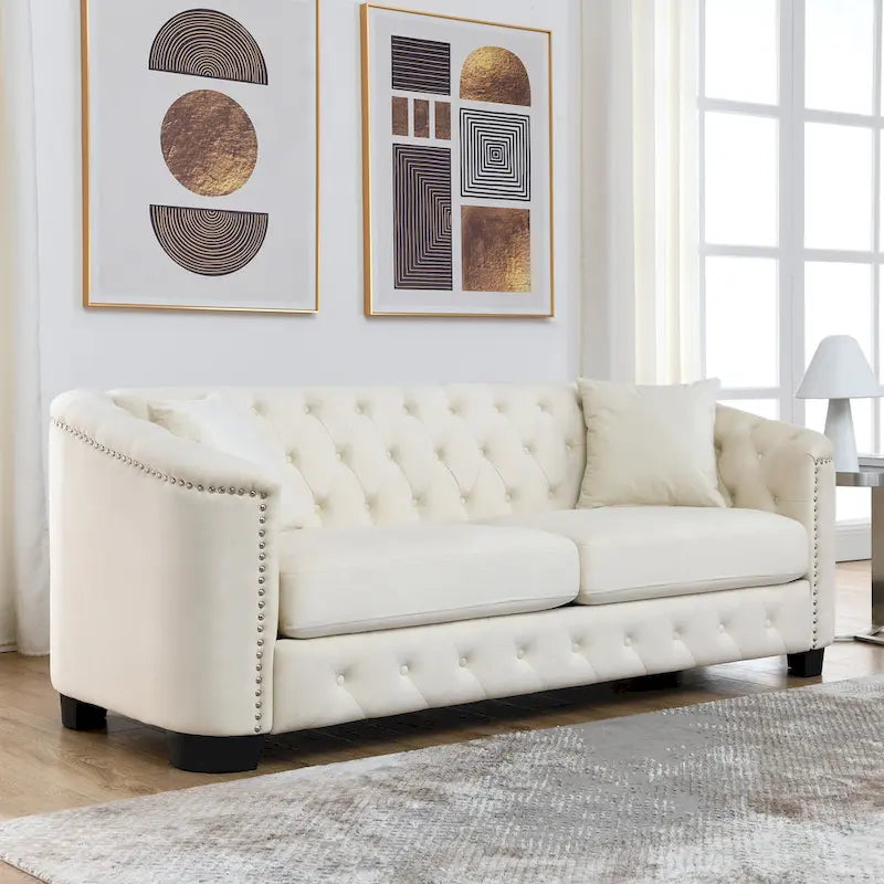 Canapé 3 places en velours capitonné avec accoudoirs cloutés, pieds expresso foncé, crème
