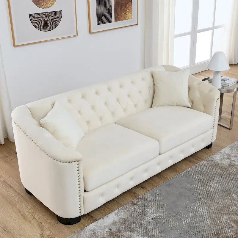 Canapé 3 places en velours capitonné avec accoudoirs cloutés, pieds expresso foncé, crème