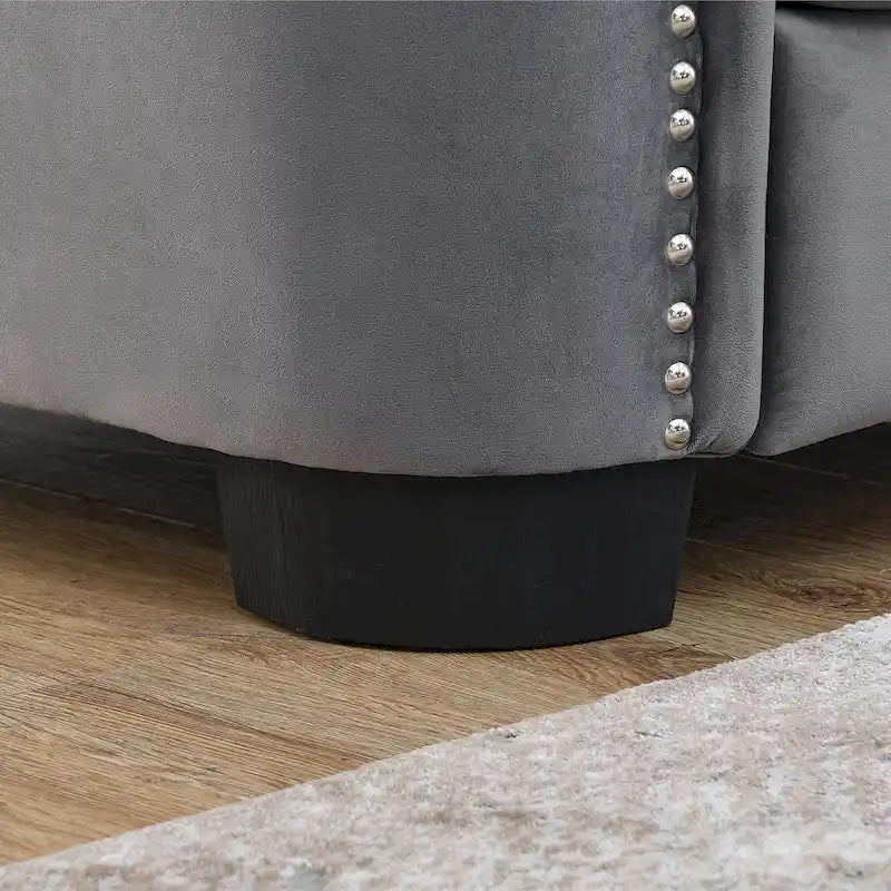 Canapé 3 places en velours capitonné avec accoudoirs cloutés, pieds expresso foncé, crème