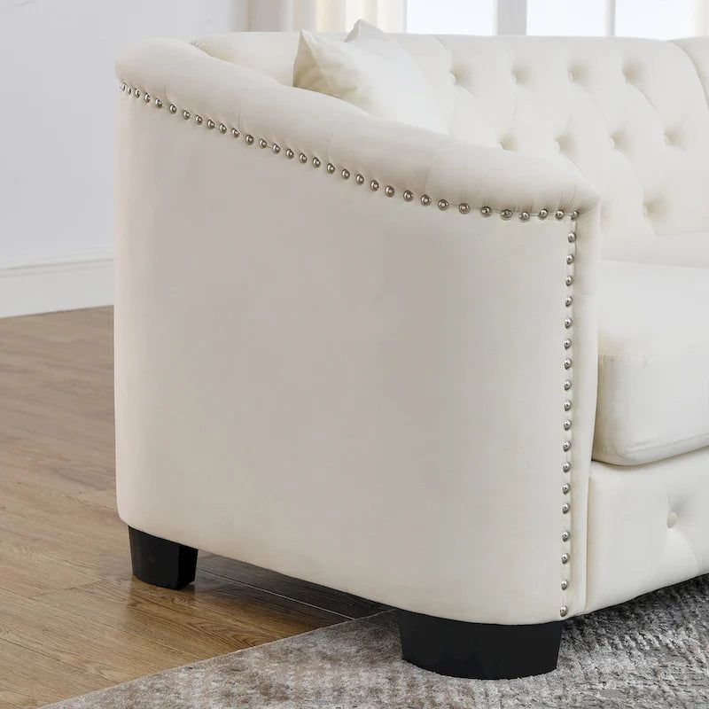 Canapé 3 places en velours capitonné avec accoudoirs cloutés, pieds expresso foncé, crème