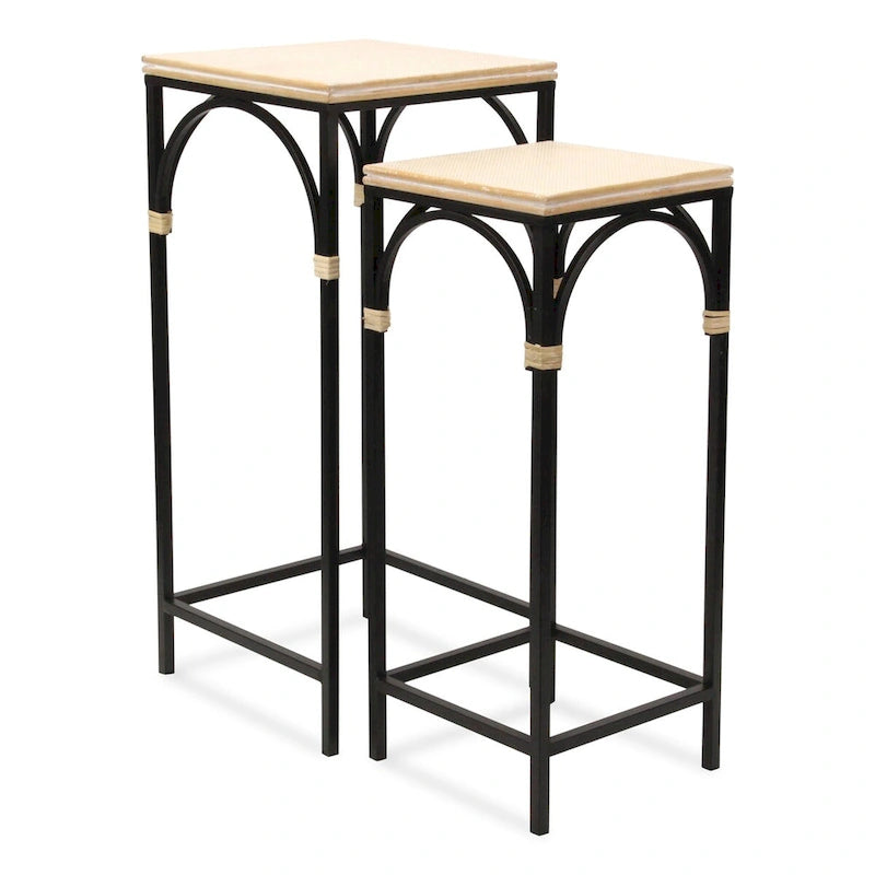 Table d'appoint carrée en métal noir avec plateau en bois et accents en rotin