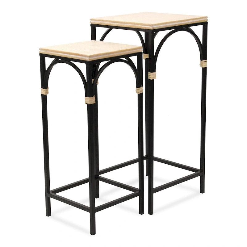 Table d'appoint carrée en métal noir avec plateau en bois et accents en rotin