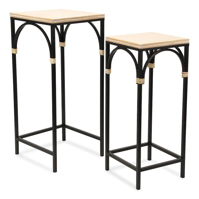 Table d'appoint carrée en métal noir avec plateau en bois et accents en rotin