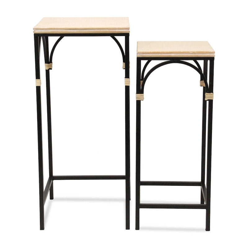 Table d'appoint carrée en métal noir avec plateau en bois et accents en rotin