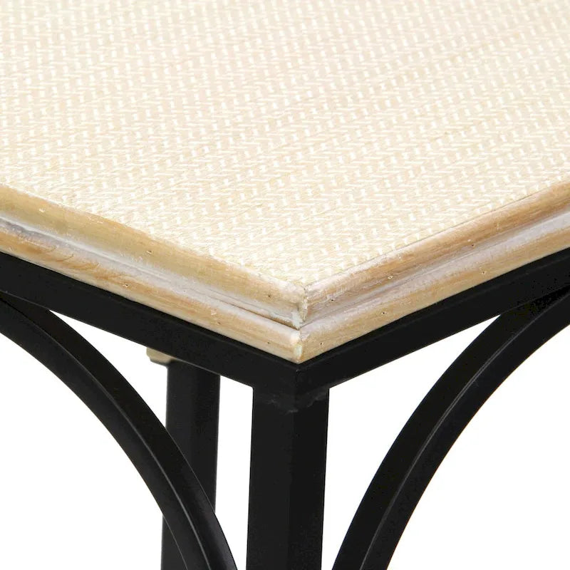 Table d'appoint carrée en métal noir avec plateau en bois et accents en rotin