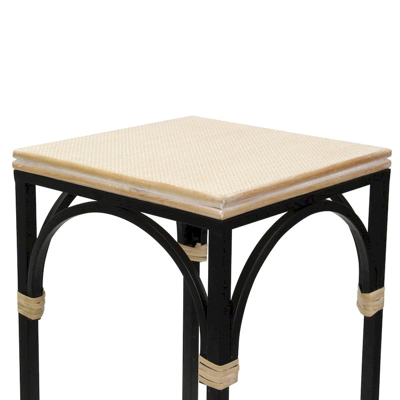 Table d'appoint carrée en métal noir avec plateau en bois et accents en rotin